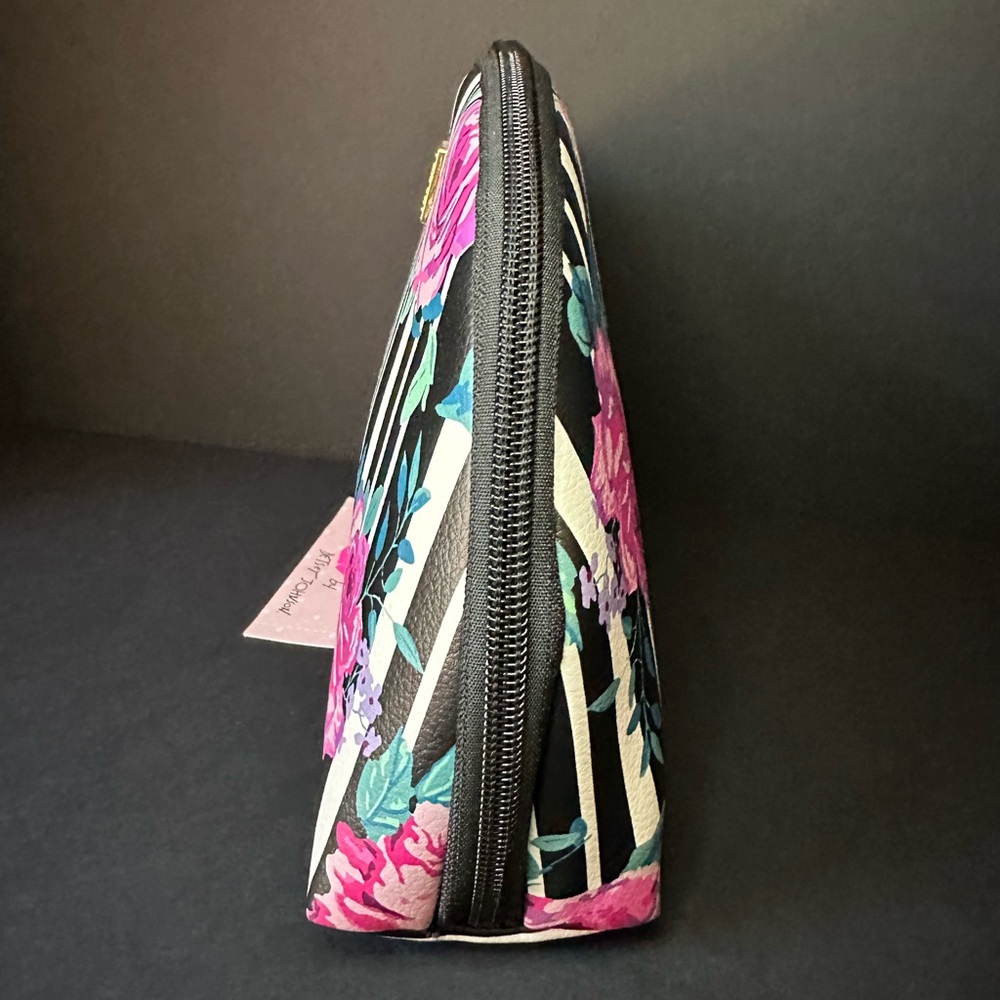 Betsey Johnson cosmetic bag 🌹 - Picture 5 of 7